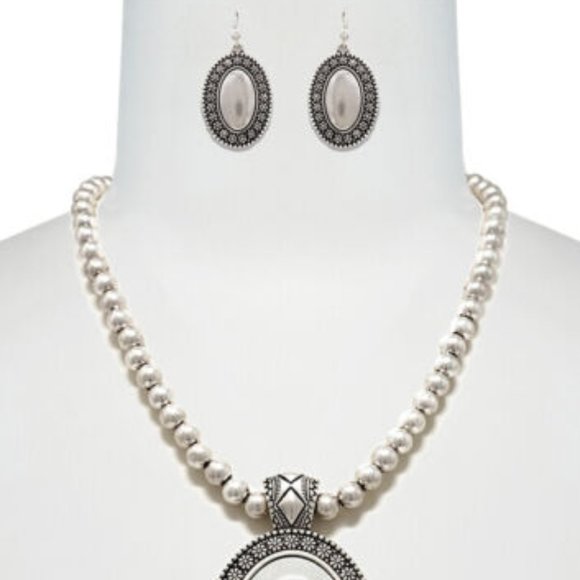 Pearl necklace and earrings set - Picture 2 of 7